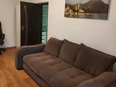 Apartament de inchiriere living cu canapea Valea Lupului Iasi